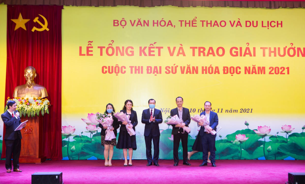 Cuộc thi Đại sứ Văn hóa đọc năm 2021 đã diễn ra tại Hà Nội với gần 300 giải thưởng đã được trao. 