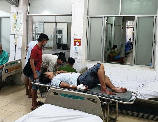 Các nạn nhân bị chém trọng thương, được người dân đưa đi cấp cứu.