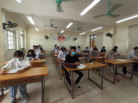 Thí sinh làm thủ tục dự thi Tốt nghiệp Trung học phổ thông. (Ảnh: PV/Vietnam+).