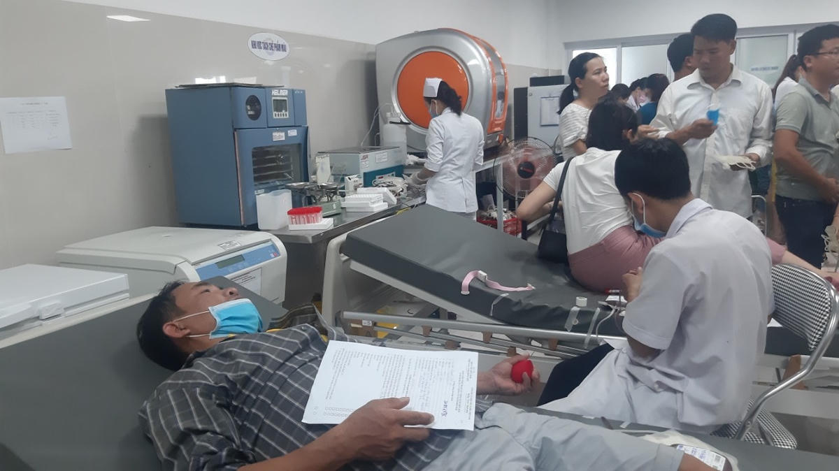 Các tình nguyện viên sẵn sàng hiến máu.