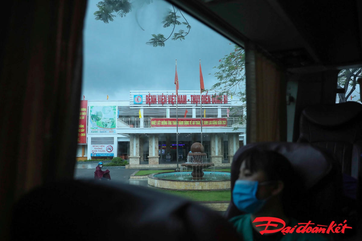Những cái vẫy tay, những lời chào tạm biệt, đoàn công tác lên đường làm nhiệm vụ. Ảnh: Quang Vinh. 