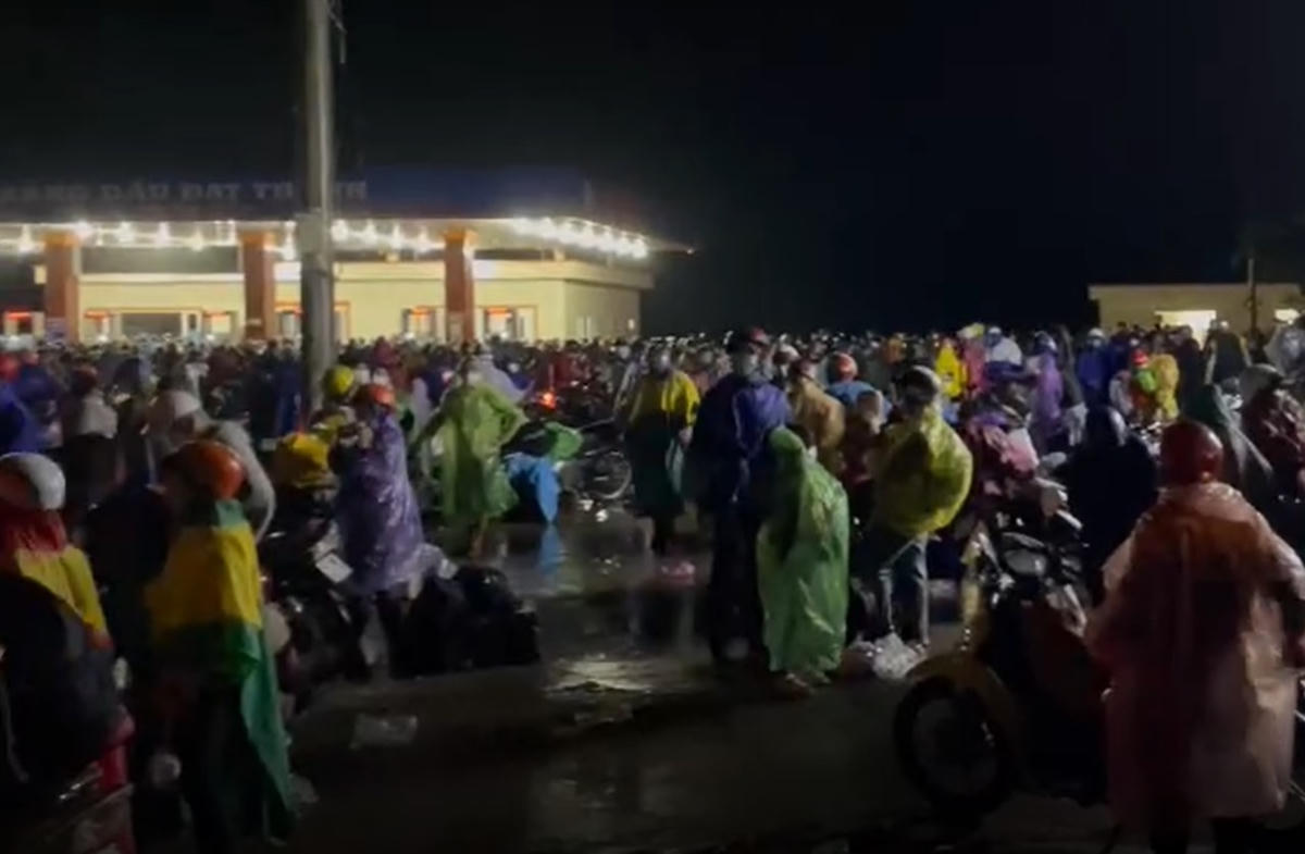 Người dân từ các tỉnh phía Nam tập trung ở một cây xăng ở địa phận xã Đắk Ru, huyện Đắk R'lấp.