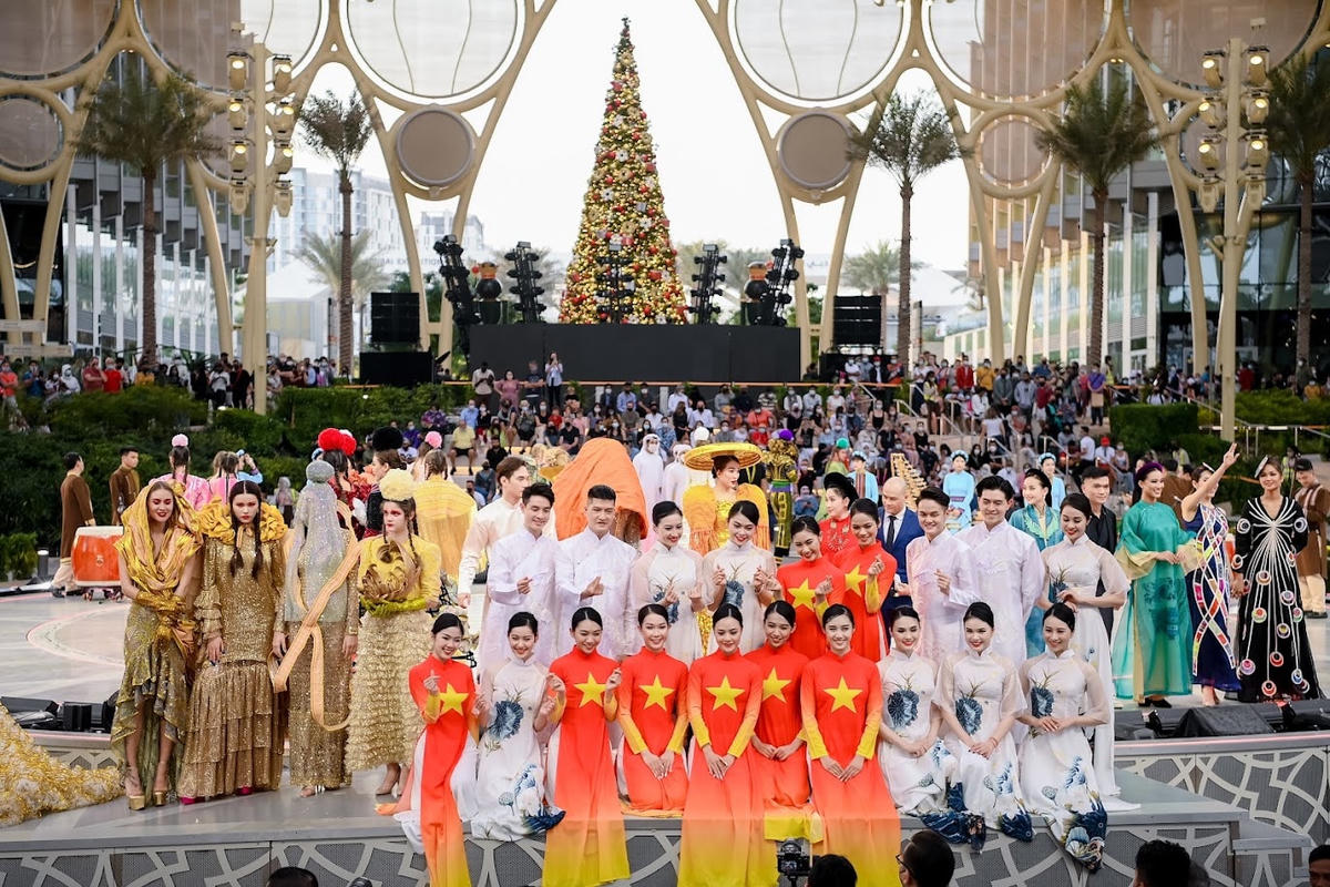 "Dòng chảy bất tận" là chương trình biểu diễn ở nước ngoài có đông nghệ sĩ tham gia nhất từ trước đến nay.