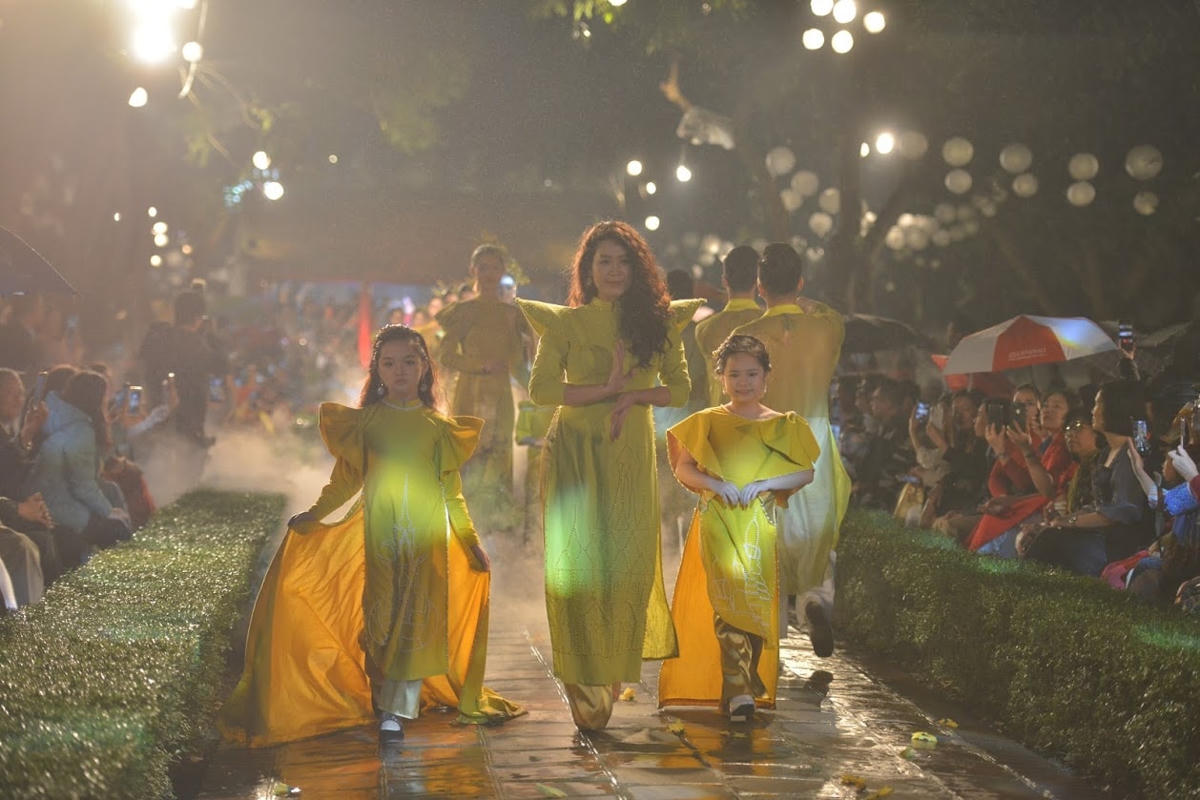 'Áo dài của chúng ta' rực sáng tại Văn Miếu