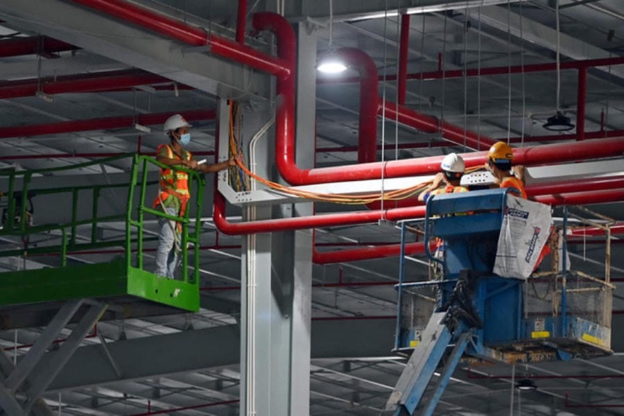 Các kỹ sư đang ngày đêm thi công để sớm đưa bệnh viện vào điều trị cho các bệnh nhân bị nhiễm dịch Covid-19.