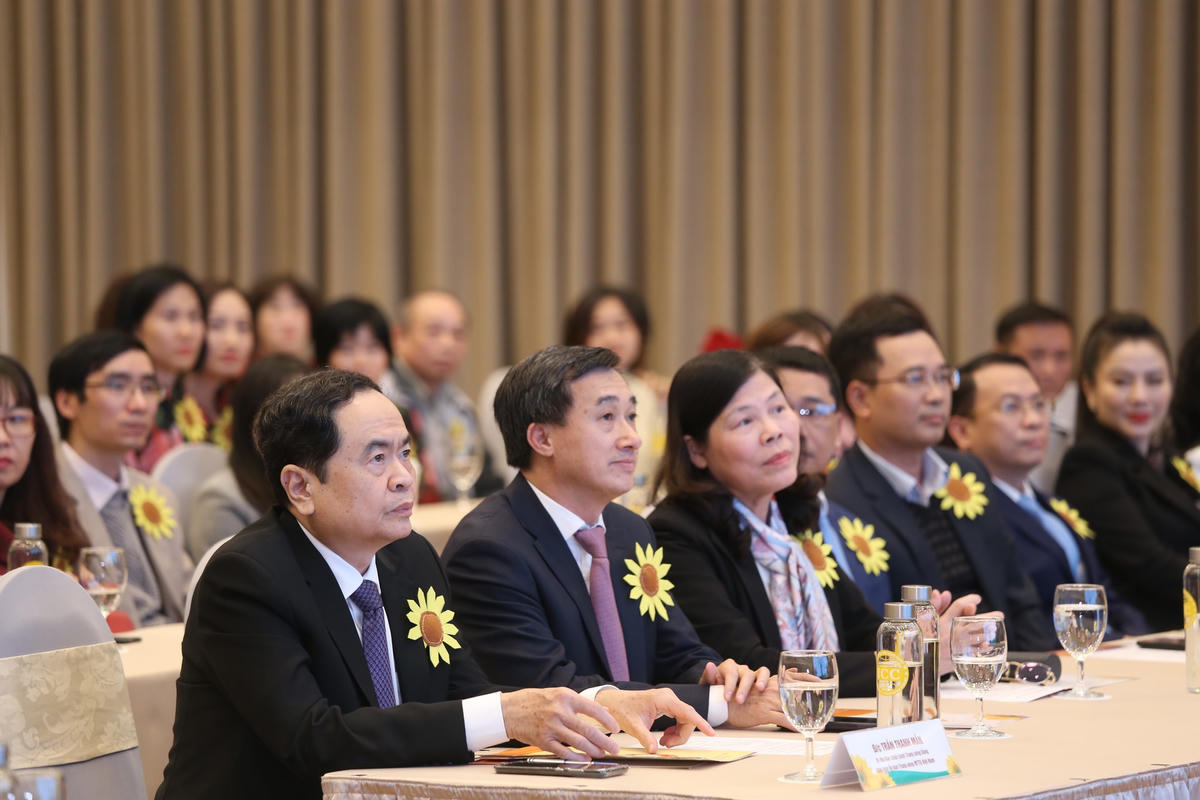 Chủ tịch Trần Thanh Mẫn cùng các đại biểu dự Hội nghị.