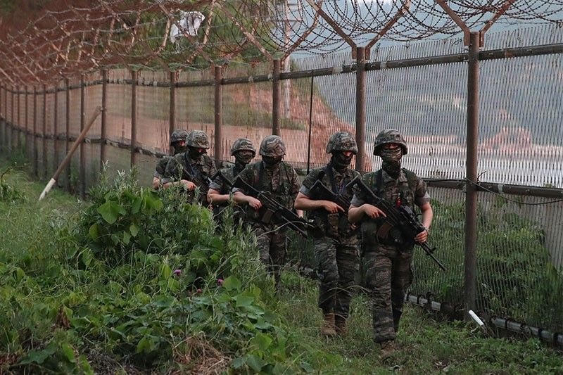 Binh sĩ Hàn Quốc tuần tra tại DMZ. (Nguồn: Reuters).