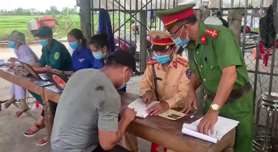 Lực lượng chức năng làm việc với tài xế xe tải.