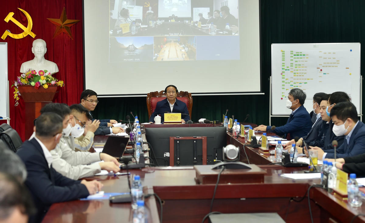 Ngay sau khi kiểm tra thực địa, Phó Thủ tướng Lê Văn Thành chủ trì cuộc giao ban về tiến độ dự án. Ảnh: VPG.