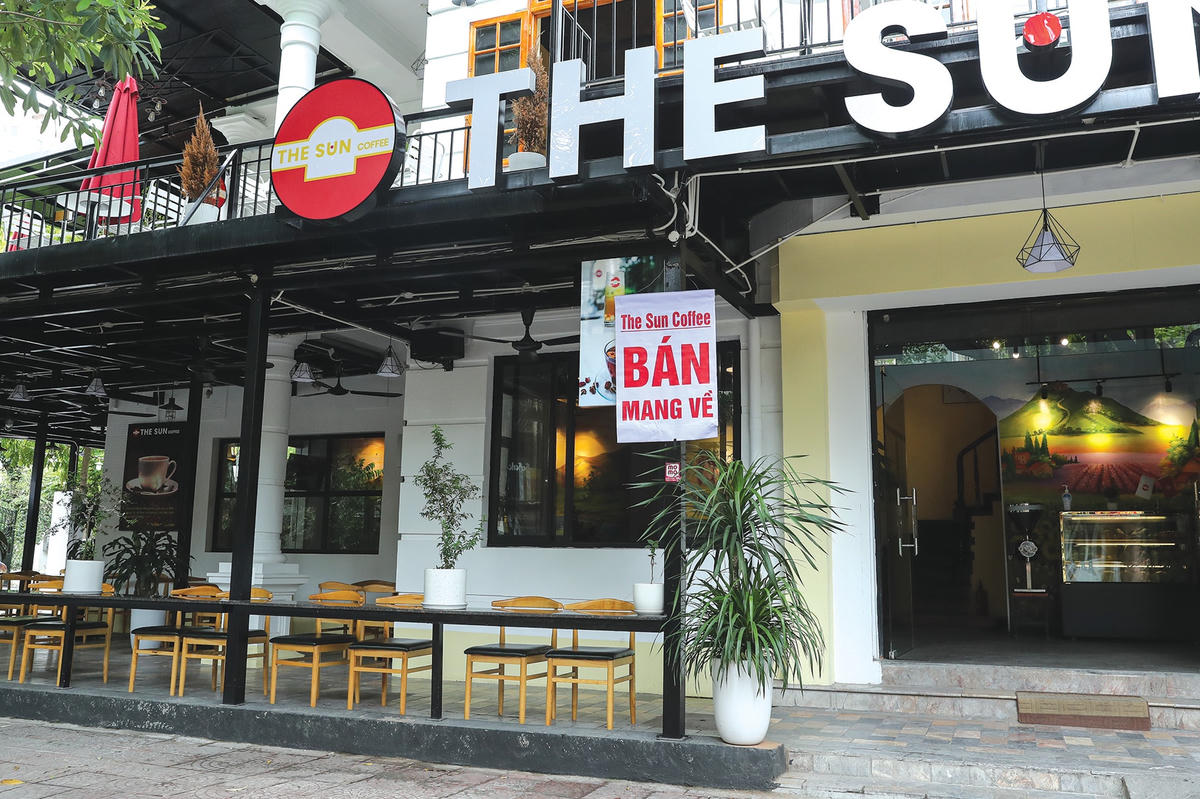 Các hàng quán chỉ bán mang về thực hiện phòng, chống dịch.