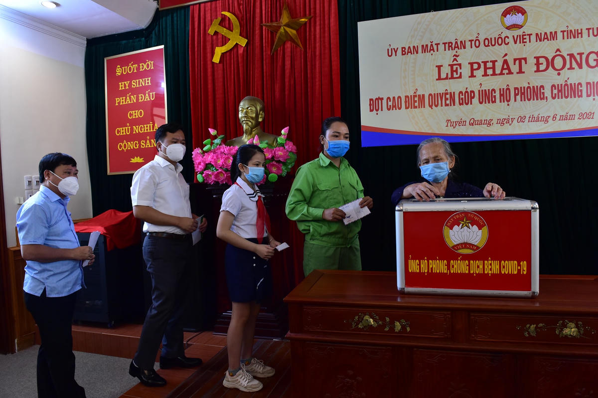 Người cao tuổi, lãnh đạo các ngành, công nhân và học sinh ủng hộ phòng, chống Covid-19. Ảnh: Thành Công.