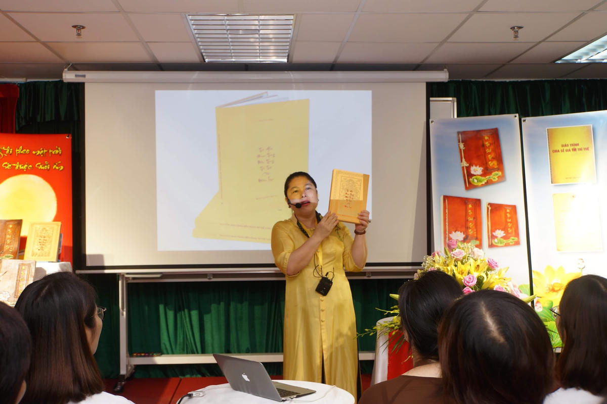 Một “nhân vật” của CLB Tình Người giới thiệu “Pháp bảo”.