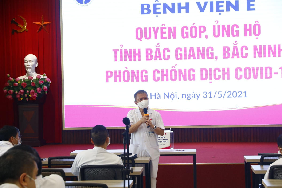 GS.TS Lê Ngọc Thành, Giám đốc Bệnh viện E phát biểu trong chương trình quyên góp, ủng hộ tỉnh Bắc Giang, Bắc Ninh phòng, chống Covid-19. Ảnh: BVCC. 