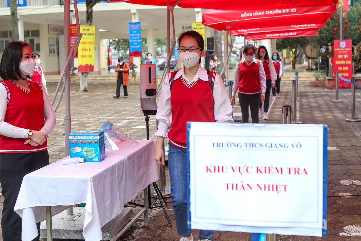 Hà Nội diễn tập để đón học sinh trở lại trường sau Tết