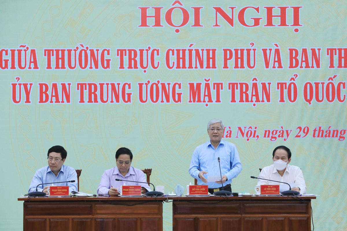 Thủ tướng Chính phủ Phạm Minh Chính; Phó Thủ tướng Chính phủ Phạm Bình Minh; Chủ tịch UBTƯ MTTQ Việt Nam Đỗ Văn Chiến và Phó Chủ tịch - Tổng Thư ký UBTƯ MTTQ Việt Nam Lê Tiến Châu chủ trì Hội nghị. Ảnh: Quang Vinh.