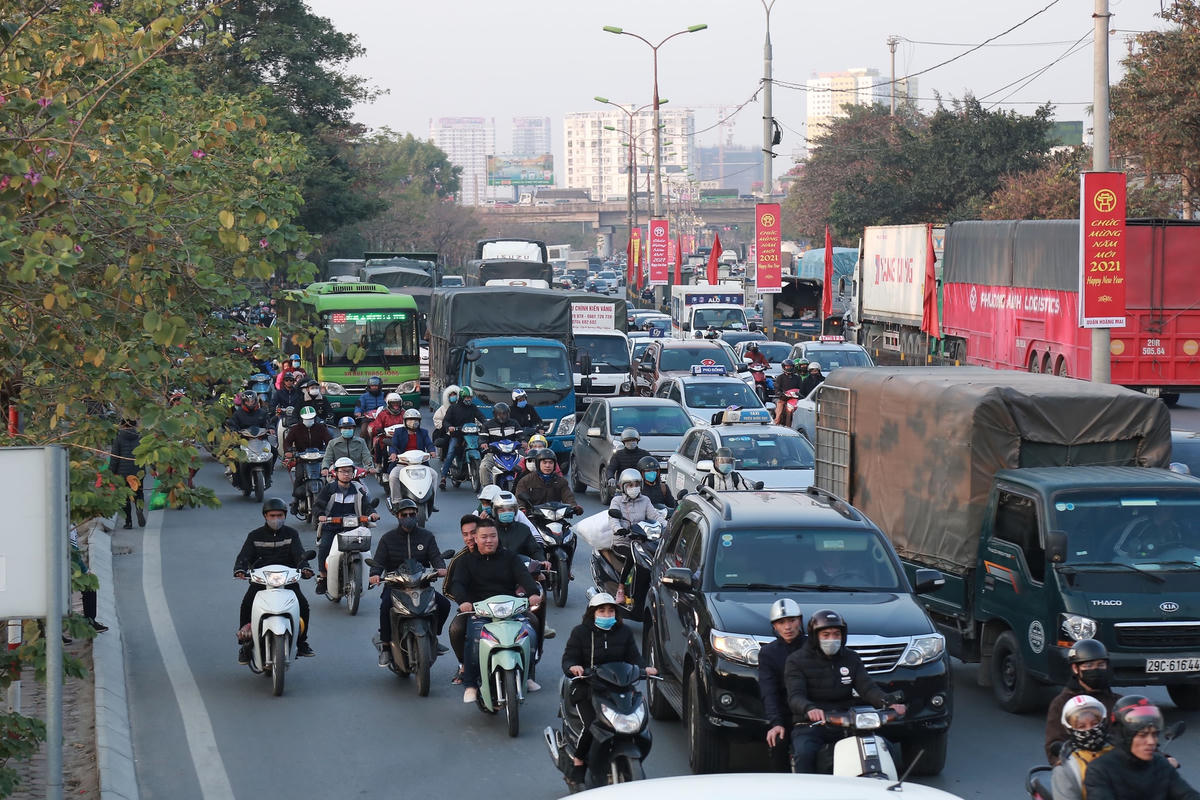 Khu vực cửa ngõ phía Nam thành phố, hướng Giải Phóng - Ngọc Hồi, bến xe Nước Ngầm cũng ùn ứ vào giờ cao điểm buổi chiều. Ảnh: Dân trí