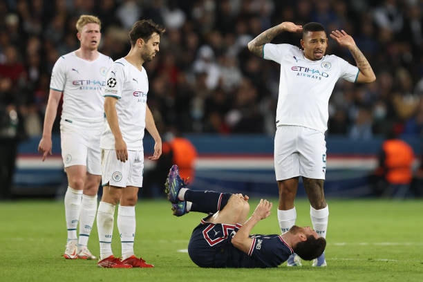 Messi vẫn là cái tên được hàng thủ Man City “săn sóc” đặc biệt với những tình huống phạm lỗi.
