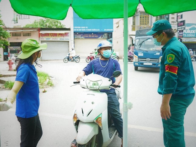 Ban ngày, các tình nguyện viên tham gia trực chốt kiểm soát phòng chống dịch.