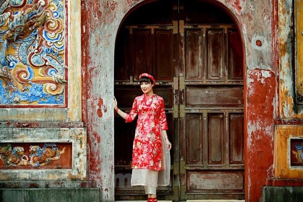 Nhà văn Di Li thích nhất là bình hoa Tết đủ màu với thược dược, lay ơn, violet... (Ảnh: NVCC)