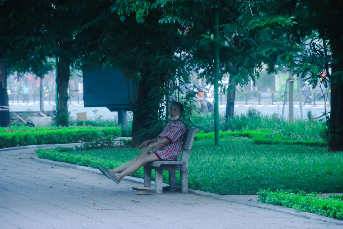 Trong thời gian dài TP Hà Nội áp dụng nghiêm các biện pháp phòng chống, dịch bệnh Covid-19, những hình ảnh người dân ra đường mà không đeo khẩu trang như thế này rất hiếm khi xuất hiện.