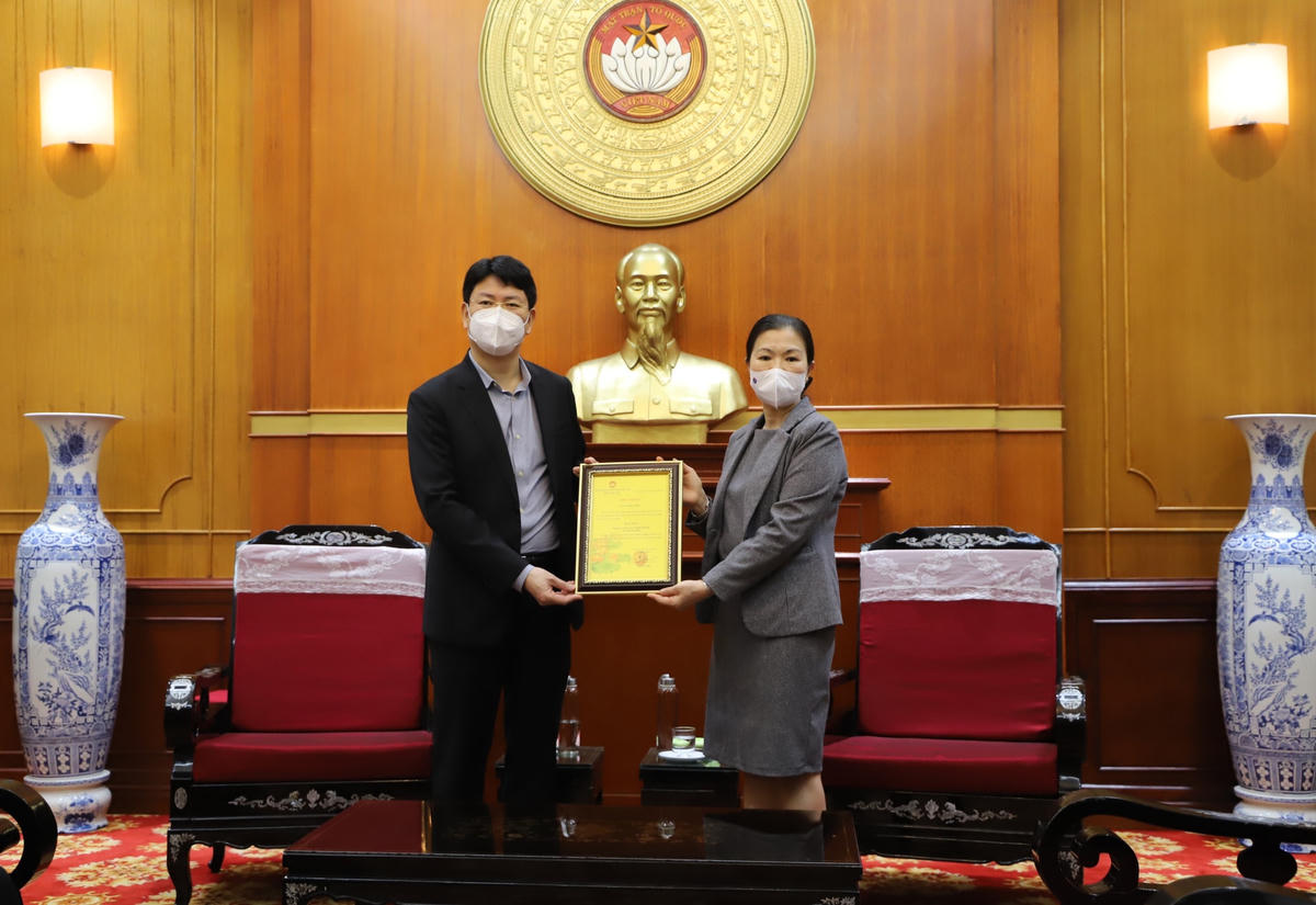 Phó Chủ tịch Trương Thị Ngọc Ánh trao thư cảm ơn Bộ Tư pháp.