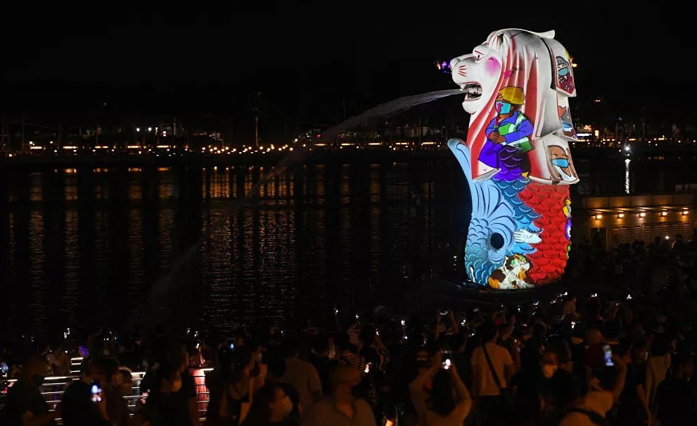 Tượng Merlion được thắp sáng như một phần của lễ đón giao thừa ở Singapore.  