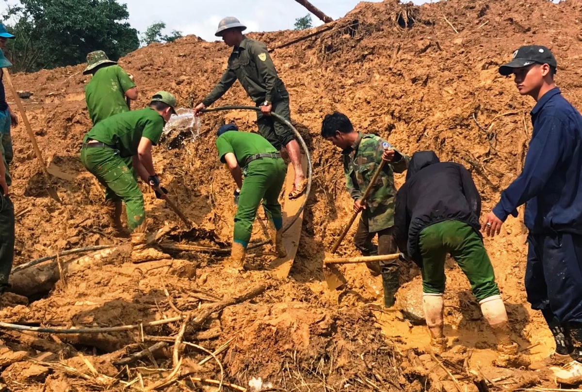 Lực lượng chức năng tạm dừng tìm kiếm nạn nhân mất tích ở xã Phước Lộc.