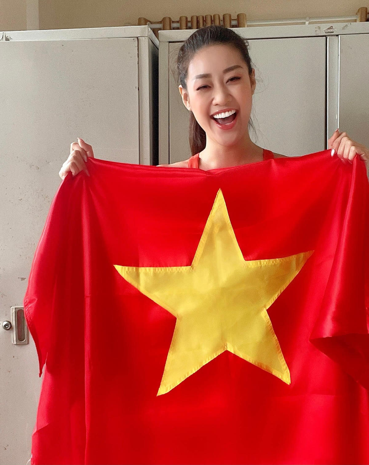 Hoa hậu Khánh Vân không thể thiếu được trong đội hình cổ vũ: “Tối nay đội tuyển bóng đá Việt Nam sẽ bước vào trận đấu quan trọng tại vòng loại World Cup... Vân xin chúc đội tuyển Việt thật nhiều sức khoẻ và tự tin chiến thắng! Việt Nam cố lên”.