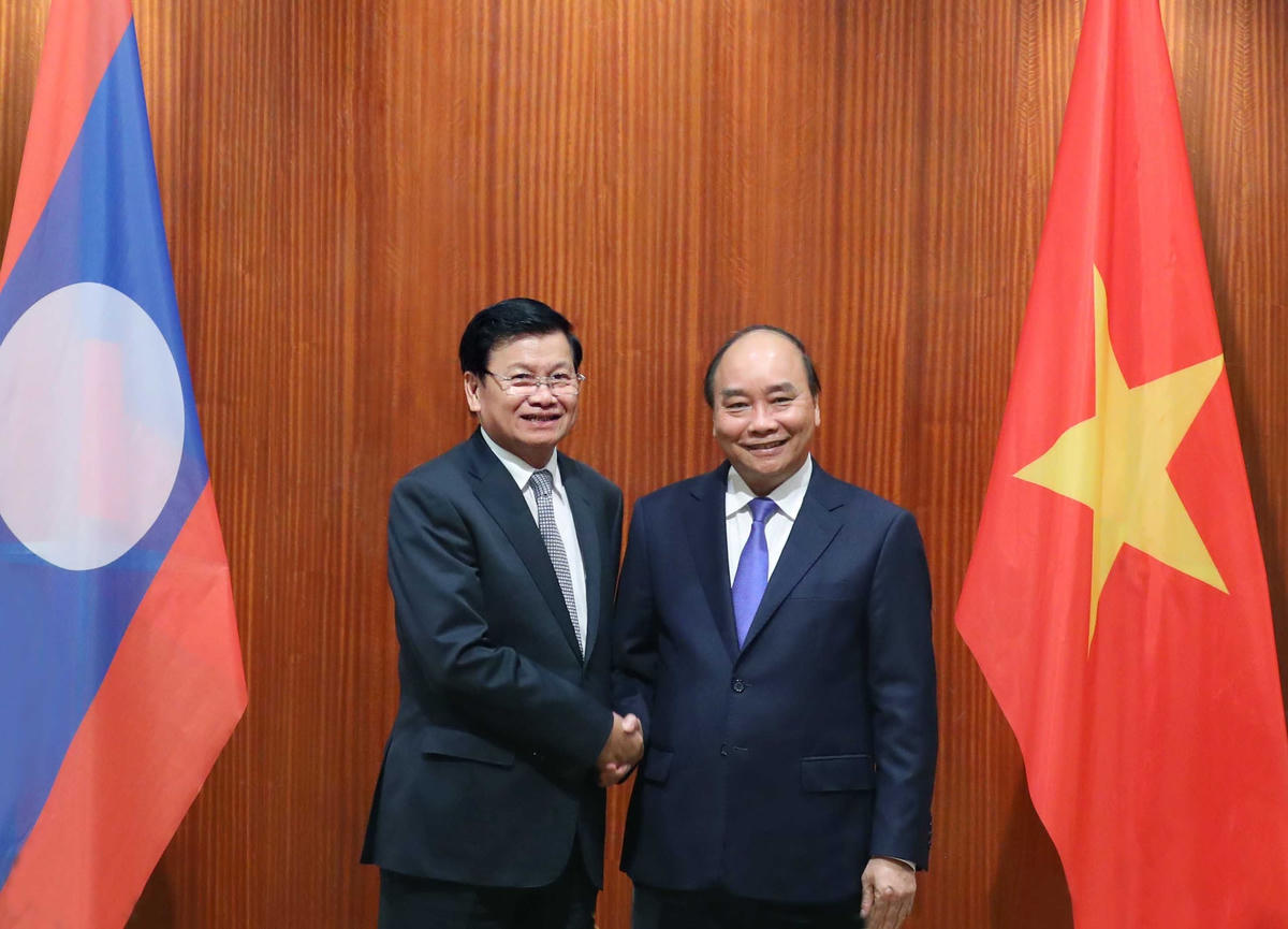 Thủ tướng Nguyễn Xuân Phúc và Thủ tướng Lào Thongloun Sisoulith. Ảnh: VGP.