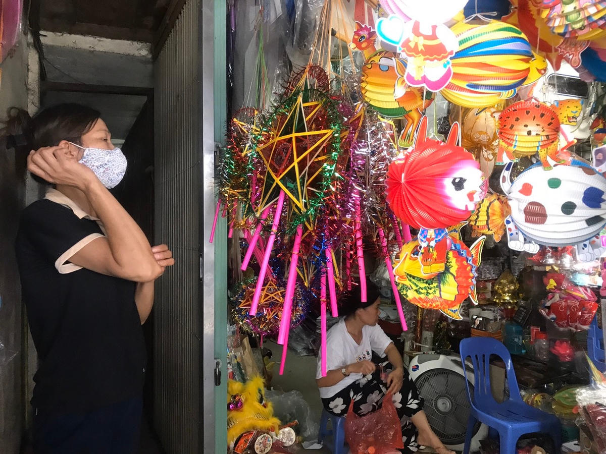 Tình hình buôn bán của các tiểu thương trở nên ảm đạm. 