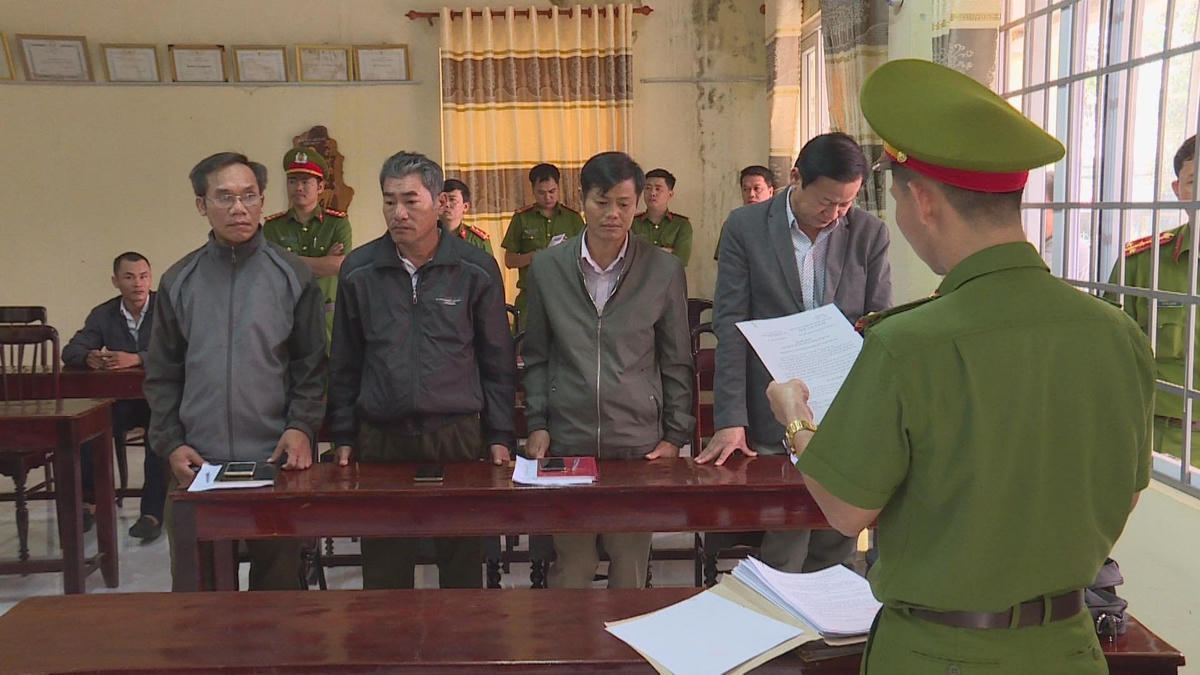 Một số cán bộ bị cơ quan công an bắt giữ.