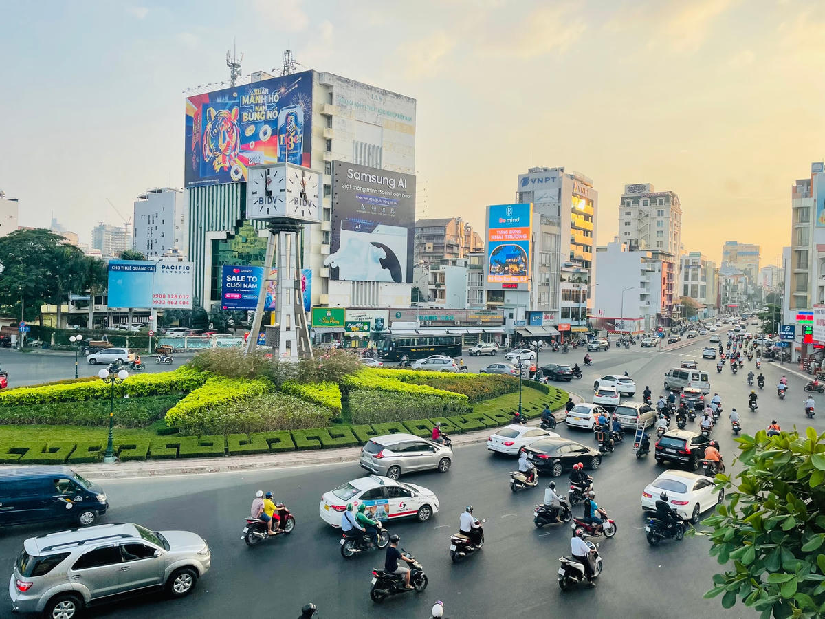 Vòng xoay Điện Biên Phủ (quận Bình Thạnh) tấp nập người dân ra đường đến các điểm tham quan mùa Giáng sinh.