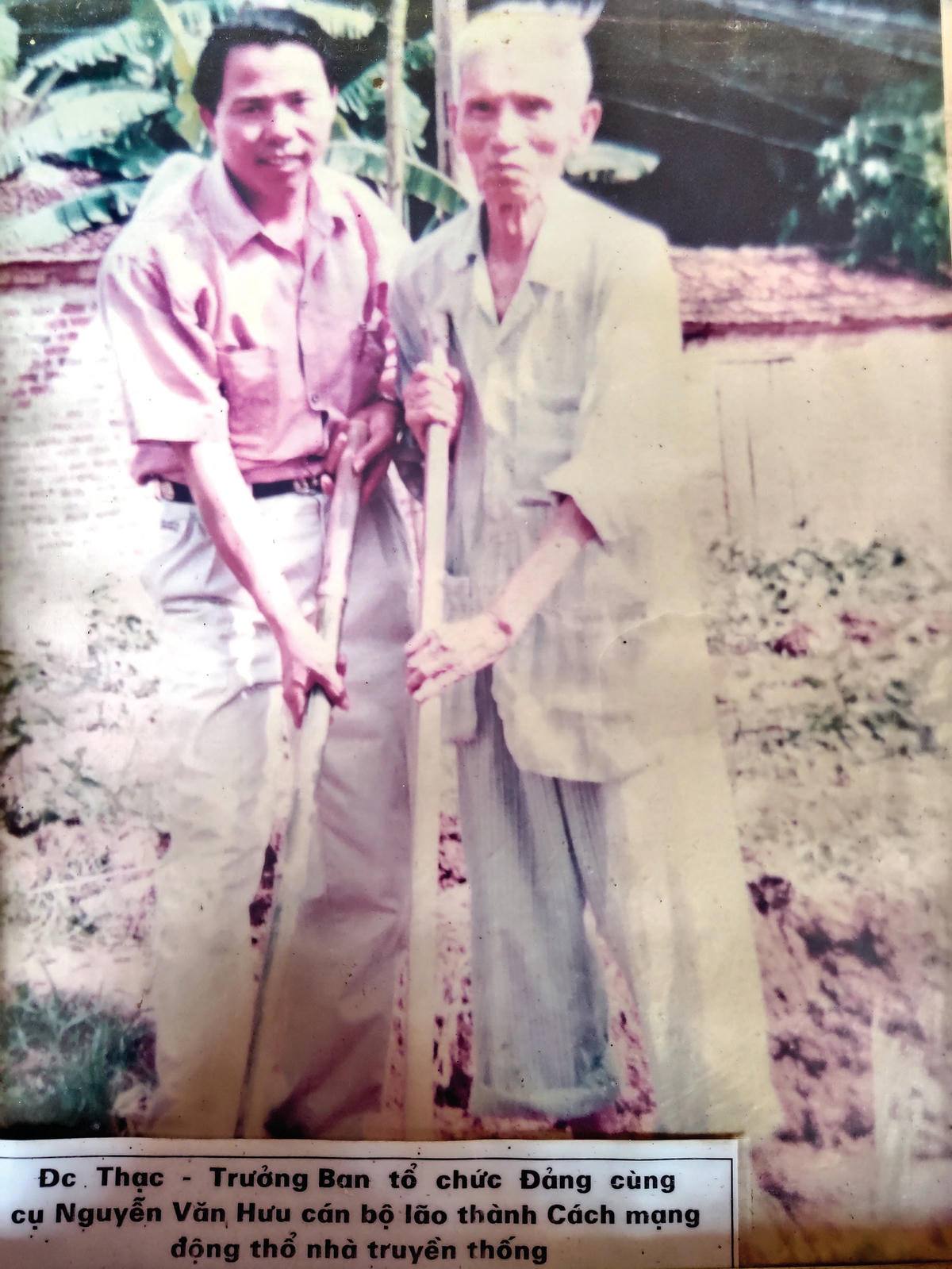 Cụ Nguyễn Văn Hưu, lão thành cách mạng (bên phải) hiến đất và động thổ Nhà Truyền thống cách mạng Xuân Kỳ.