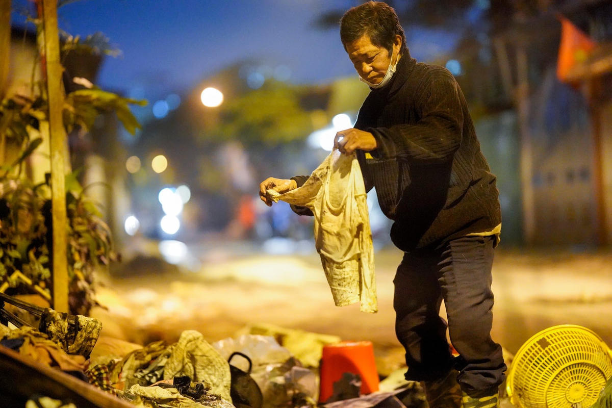 Ngôi nhà của ông Cường vốn dĩ đã xập xệ nay còn tan hoang hơn sau vụ cháy (Ảnh: CTV)."Lúc con bé chạy từ tầng tum xuống đến tầng 2 thì thấy tia lửa điện tóe ra từ ổ cắm nồi cơm. Nó lấy một cái áo và chăn mỏng đặt lên chỗ điện hở rồi chạy xuống tầng bảo tôi trên nhà đang cháy nhưng tôi không tin, một lúc sau, tôi và vợ ngửi thấy mùi khét và khói bốc lên từ tầng 2 nên hô hoán người dân dập lửa nhưng đã quá muộn...", ông Cường kể.