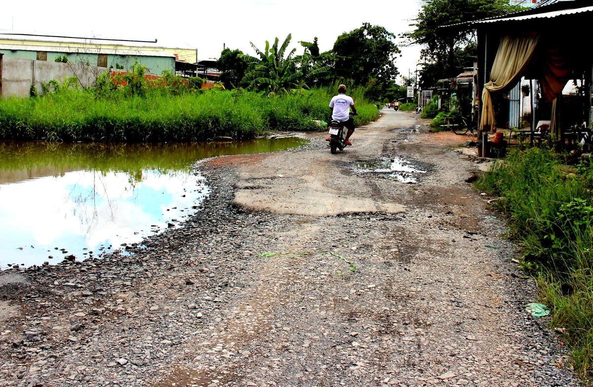 Cần Thơ: Đường nhiều ổ voi đọng nước 'bẫy' người đi đường 