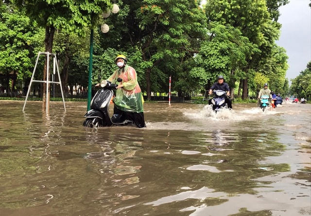 Nhiều phương tiện bị chết máy khi liều mình lao qua tuyến đường Điện Biện Phủ mênh mông nước.