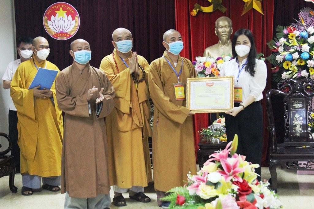 Phó Chủ tịch Ủy ban MTTQ Việt Nam tỉnh Hà Tĩnh Phạm Thị Thu Hà trao Bằng khen cho Ban Trị sự Giáo hội Phật giáo Việt Nam tỉnh Hà Tĩnh.