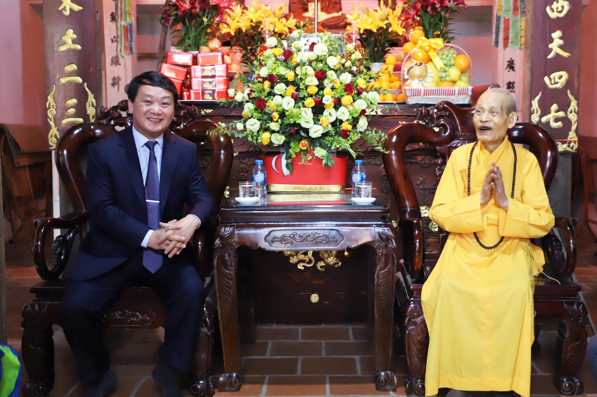 Phó Chủ tịch - Tổng Thư ký Hầu A Lềnh trò chuyện cùng Đại lão Hòa thượng Thích Phổ Tuệ.
