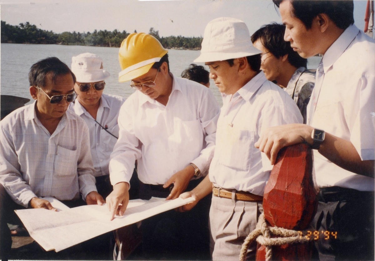 Ông Bùi Danh Lưu (đứng giữa) trong một chuyến đi công tác.