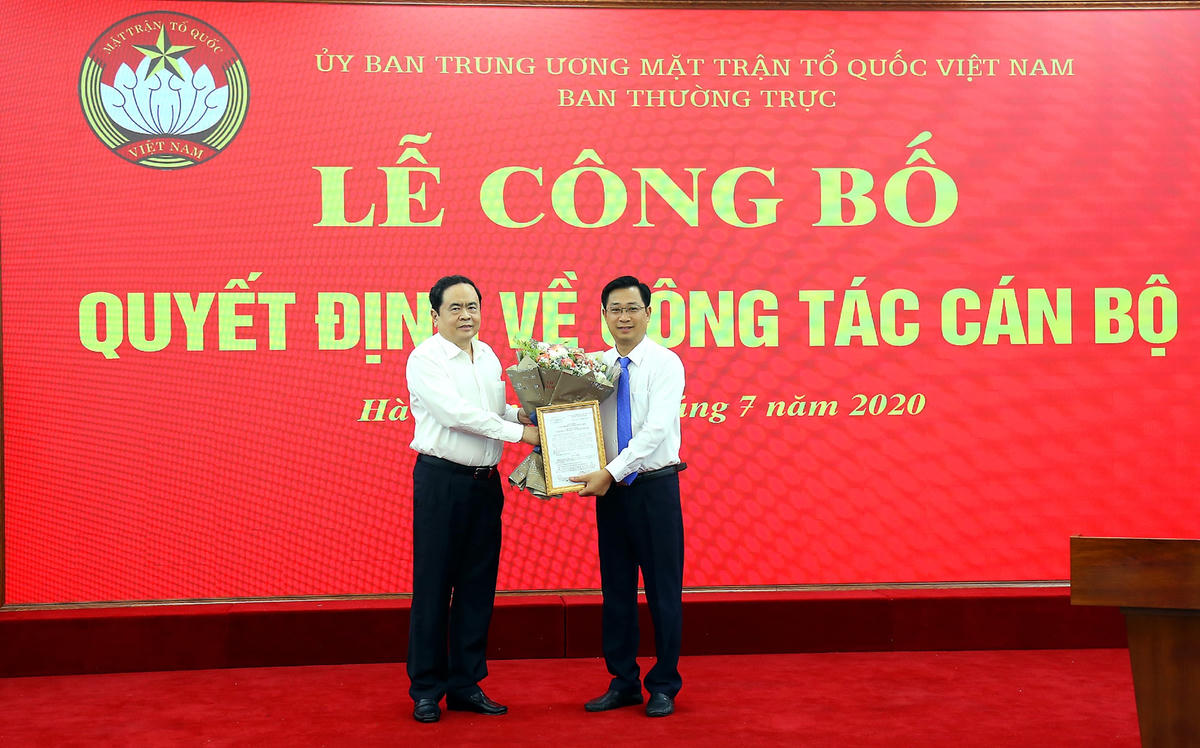 Chủ tịch Trần Thanh Mẫn trao quyết định bổ nhiệm cho ông Cao Xuân Thạo.