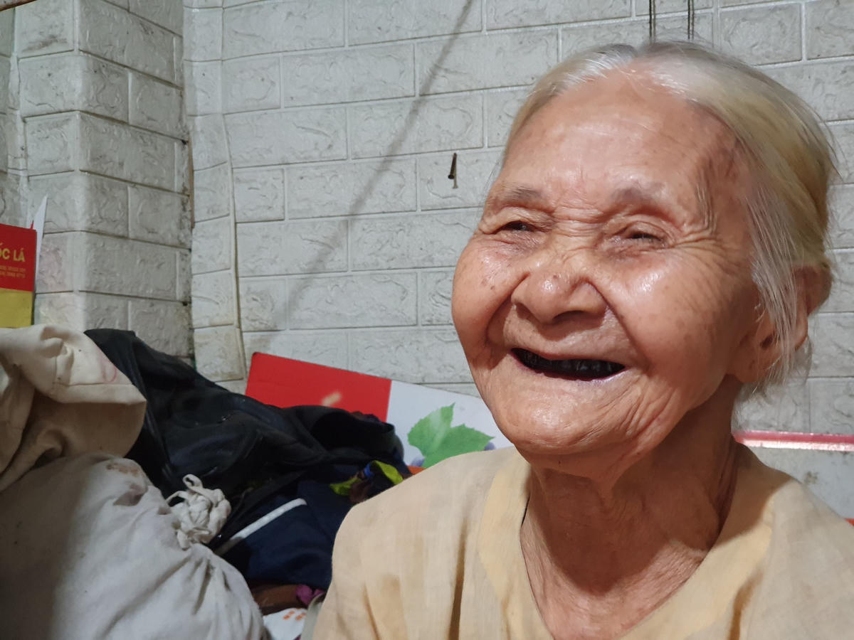 Nụ cười của cụ Tư Mào vẫn tươi rói sự lạc quan dù cả tuần nay không bán được hàng.