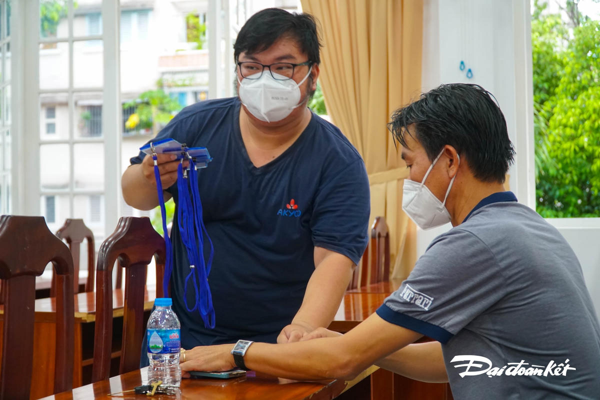 Các tình nguyện viên được phát thẻ để dễ dàng nhận diện và lưu thông trên đường.