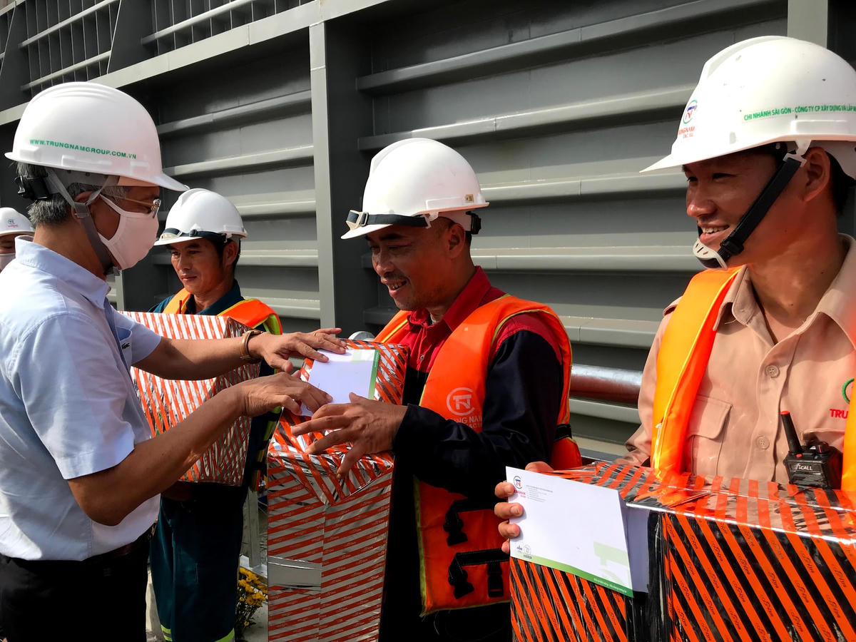 Ông Võ Văn Hoan tặng quà cho đơn vị thi công dự án.
