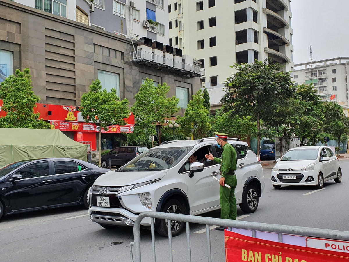 Hà Nội ngày đầu siết chặt giấy đi đường: Nhiều người bị nhắc nhở 