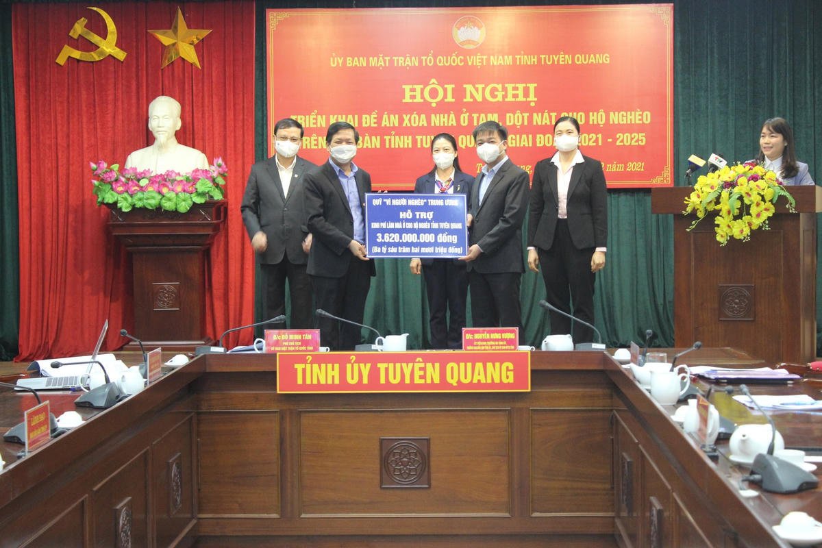 Ông Nguyễn Hưng Vượng, Ủy viên BTV Tỉnh ủy; Trưởng ban Dân vận Tỉnh ủy, Chủ tịch Ủy ban MTTQ tỉnh tiếp nhận hỗ trợ của các cơ quan, đơn vị, doanh nghiệp.