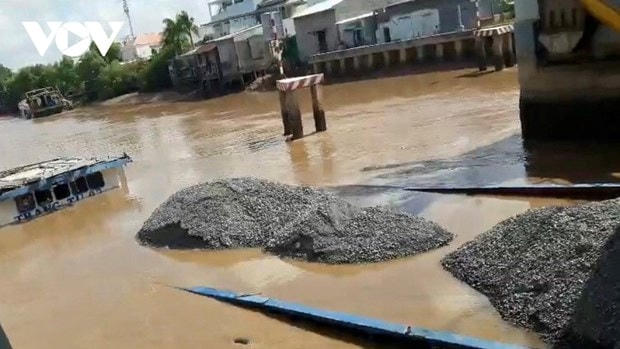 Bạc Liêu: Sà lan vận chuyển đá va chạm vào cống bị chìm