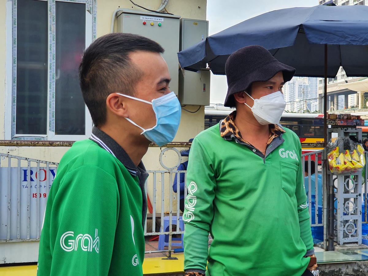 Đợi khách tại bến xe Mỹ Đình.