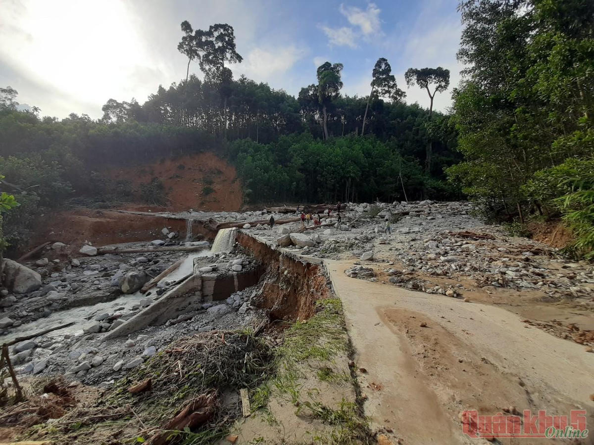 Một phần hiện trường vụ sạt lở đất tại xã Trà Leng, huyện Nam Trà My. Ảnh: Báo Quân khi5.