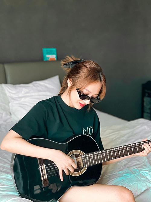 Ca sĩ Bảo Anh tranh thủ học chơi đàn guitar trong thời gian giãn cách xã hội.