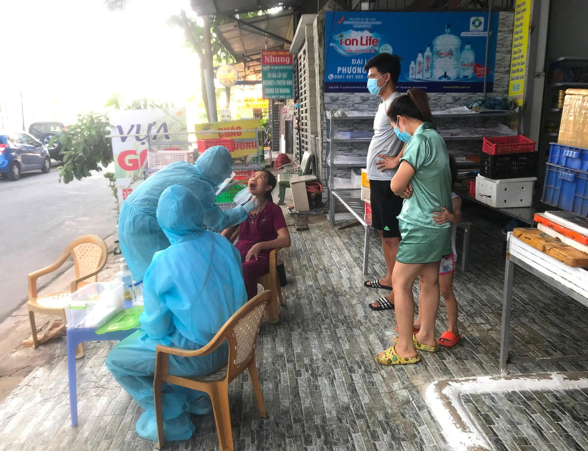 Lực lượng y tế tỉnh Bình Dương đang nỗ lực để giảm thiểu số ca nhiễm dịch Covid-19 mới trong cộng đồng đang ở mức khá cao.